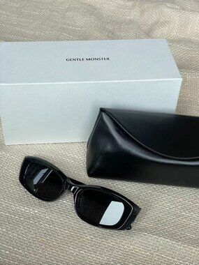 Gentle Monster LIX Sunglasses – Black Frame w/ Dark Lenses, Like New w/ Case